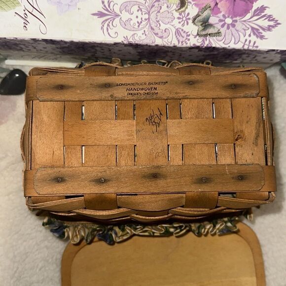 LONGABERGER Handwoven Small Wooden Basket with a Cotton Floral Lining - Picture 8 of 10